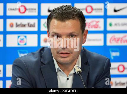 Berlin, Deutschland. Juni 2024. Fußball: Bundesliga 2, Hertha BSC, Pressekonferenz zum Saisonbeginn mit dem neuen Trainer Fiel und Sportdirektor Benjamin Weber. Hinweis: Soeren Stache/dpa – WICHTIGER HINWEIS: gemäß den Vorschriften der DFL Deutscher Fußball-Liga und des DFB Deutscher Fußball-Bundes ist es verboten, im Stadion und/oder des Spiels aufgenommene Fotografien in Form von sequenziellen Bildern und/oder videoähnlichen Fotoserien zu verwenden oder zu nutzen./dpa/Alamy Live News Stockfoto