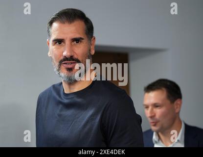 Berlin, Deutschland. Juni 2024. Fußball: Bundesliga 2, Hertha BSC, Pressekonferenz zum Saisonbeginn mit dem neuen Trainer Cristian Fiel (l) und Sportdirektor Benjamin Weber (r). Hinweis: Soeren Stache/dpa – WICHTIGER HINWEIS: gemäß den Vorschriften der DFL Deutscher Fußball-Liga und des DFB Deutscher Fußball-Bundes ist es verboten, im Stadion und/oder des Spiels aufgenommene Fotografien in Form von sequenziellen Bildern und/oder videoähnlichen Fotoserien zu verwenden oder zu nutzen./dpa/Alamy Live News Stockfoto