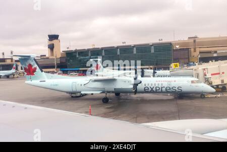 Calgary, Alberta, Kanada. April 2014. Ein Regionalflugzeug von Air Canada am Flughafen Calgary Stockfoto