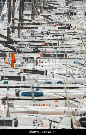 Monaco, Monte-Carlo, 18. Oktober 2022: Viele Segelboote der Weltmeisterschaft der Teilnehmer der J70-Klasse stehen in einer Reihe Stockfoto