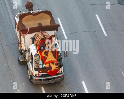 Calgary, Alberta, Kanada. Juli 2023. Ein Straßenkehrer in einem Pferdekostüm, der der Stampede einen Hauch von Flair verleiht Stockfoto