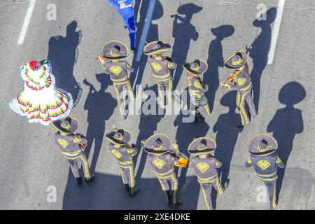 Calgary, Alberta, Kanada. Juli 2023. Während der Calgary Stampede spielt eine Mariachi-Band von oben nach unten Stockfoto