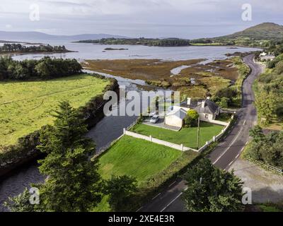 Typisches Haus und Straße neben Bantry Bay Stockfoto