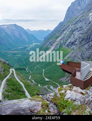 Ein atemberaubender Blick auf eine gewundene Straße durch ein norwegisches Tal, von einem Aussichtspunkt auf einem Berggipfel aus gesehen. Trollstigen Road Norwegen Stockfoto