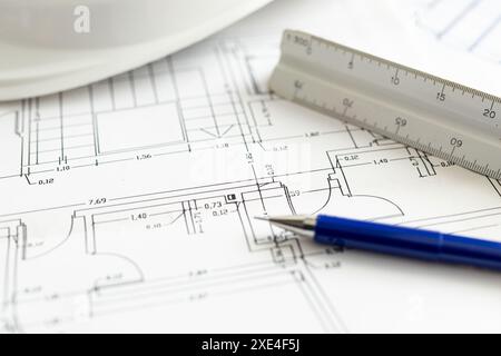 Nahaufnahme eines Architekturplans, eines mechanischen Bleistifts und eines technischen Lineals. Selektiver Fokus Stockfoto