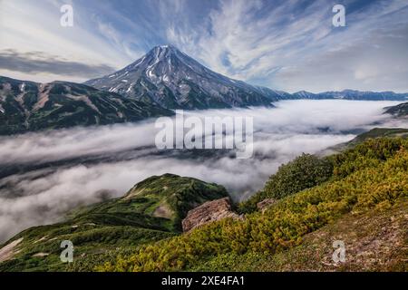 Berge und Vulkane. Schöne Landschaft von Kamtschatka Penins Stockfoto