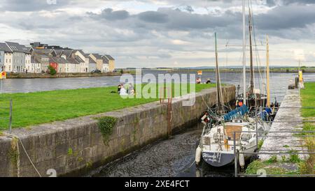 Boot vor Anker in Eglinton Canal Sea Lock Stockfoto