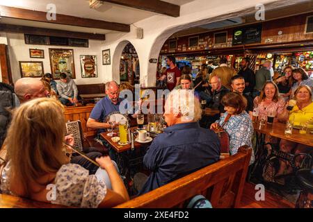 Keltische Musikgruppe in einem Pub Stockfoto