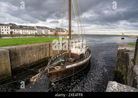 Boot vor Anker in Eglinton Canal Sea Lock Stockfoto