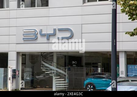 Bordeaux , Frankreich - 06 20 2024 : BYD-Logo Marke Showroom und Fassadenzeichen des chinesischen Händlerbetriebs Build Your Dream Stockfoto