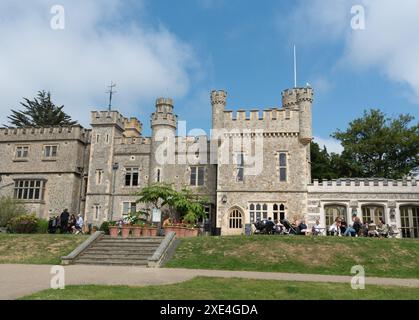 Das Wahrzeichen der Burg Whitstable. Café mit Blick auf die alte mittelalterliche Festung und öffentliche Gärten Stockfoto