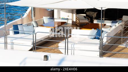 Luxusyacht. Komfortables, teures Holzdesign für Urlaubs- und Erholungstourismus oder Reise- und Wohlstandskonzept. Stockfoto