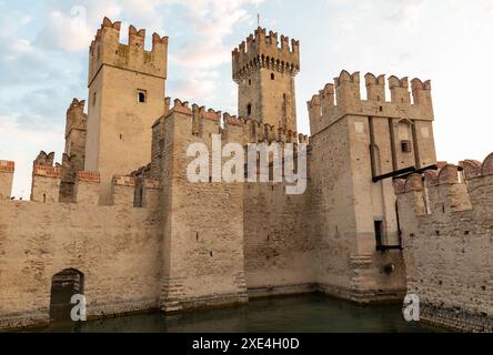 Sirmione, Italien - Schloss am Gardasee. Malerisches mittelalterliches Gebäude am Wasser Stockfoto