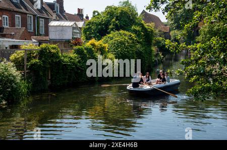 Chartham Gärten mit Touristen, die eine romantische Bootsfahrt auf dem Kanal des Flusses stour Unternehmen. Stockfoto