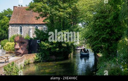 Chartham Gärten mit Touristen, die eine romantische Bootsfahrt auf dem Kanal des Flusses stour Unternehmen. Stockfoto