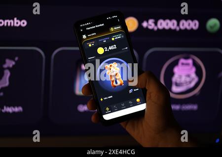 KIEW, UKRAINE - 20. APRIL 2024 Hamster Kombat Telegrammbot auf Smartphone-Bildschirm. Hamster Kombat ist ein virales Telegram-basiertes Krypto-Spiel, mit dem Sie HMSTR-Token verdienen können, indem Sie einen virtuellen Krypto-Austausch verwalten Stockfoto