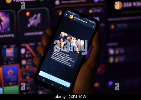 KIEW, UKRAINE - 20. APRIL 2024 Hamster Kombat Telegrammbot auf Smartphone-Bildschirm. Hamster Kombat ist ein virales Telegram-basiertes Krypto-Spiel, mit dem Sie HMSTR-Token verdienen können, indem Sie einen virtuellen Krypto-Austausch verwalten Stockfoto