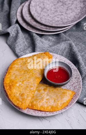 Gebratene Burekas mit Füllung auf Steinplatte Stockfoto