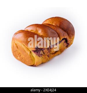 Brötchen mit Beerenmarmelade auf weißem Hintergrund Stockfoto