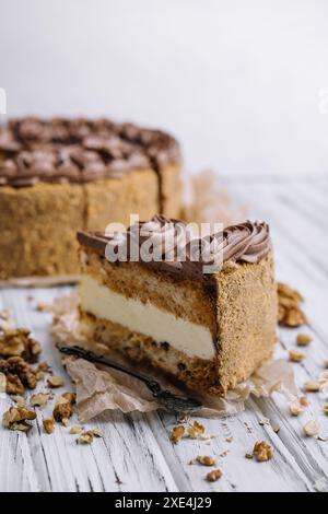 Schokolade, Karamell, Erdnusskuchen auf Holz Stockfoto