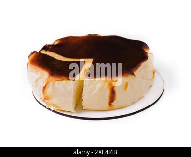 San sebastian Käsekuchen auf Teller isoliert Stockfoto