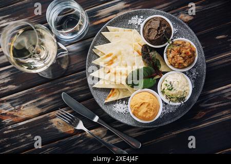 Auswahl an orientalischen Speisen, Blick auf Mezze von oben Stockfoto