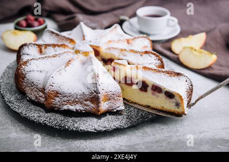 Kuchen mit Kirschen und Puderzucker Stockfoto