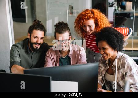 Software-Ingenieure, die im Unternehmen an Projekten und Programmierungen arbeiten. Teamwork-Konzept für Startup-Unternehmen Stockfoto