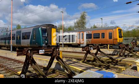 LNWR Class 350 Siemens Desiro Electric Train und West Midlands Railway Class 323 EMU Train im Soho Depot, Birmingham, April 2024 Stockfoto