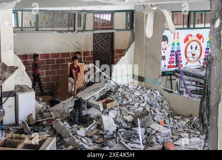 Peking, Gaza-Stadt. Juni 2024. Palästinensische Kinder werden nach israelischen Luftangriffen im Flüchtlingslager Al-Shati westlich von Gaza-Stadt am 25. Juni 2024 in einer Schule gesehen. Mindestens 26 Palästinenser wurden bei israelischen Luftangriffen getötet, bei denen zwei Wohnhäuser, zwei Schulen, in denen Vertriebene östlich und westlich von Gaza-Stadt untergebracht sind, und bei einer Zusammenkunft am Dienstag, berichteten palästinensische Quellen. Quelle: Mahmoud Zaki/Xinhua/Alamy Live News Stockfoto