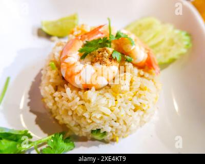 Nahaufnahme von gebratenem Reis mit Garnelen auf einem weißen Teller, thailändisches Street Food Konzept Stockfoto