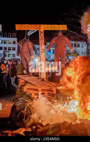 Turnhout, Antwerpen, Belgien, 28. Januar 2024, Feuersbrunst des Protestes: die Wut des Feuers in Turnhout's Night Stockfoto