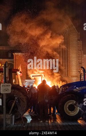 Turnhout, Antwerpen, Belgien, 28. Januar 2024, the Embers of Dissent: Bauernprotest in der Nacht in Turnhout Stockfoto