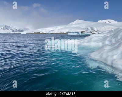 Ein riesiger Gletscher im südlichen Ozean vor der Küste der Antarktis, der Antarktischen Halbinsel, dem südlichen Polarkreis, azurblauem Wasser Stockfoto