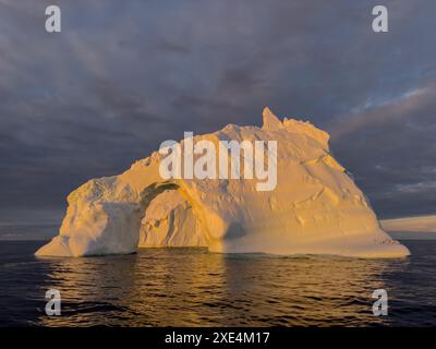 Ein riesiger hoher, abbrechender Gletscher driftet im südlichen Ozean vor der Küste der Antarktis bei Sonnenuntergang, der Antarktischen Halbinsel, der S Stockfoto