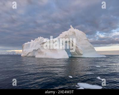 Ein riesiger hoher, abbrechender Gletscher driftet im südlichen Ozean vor der Küste der Antarktis bei Sonnenuntergang, der Antarktischen Halbinsel, der S Stockfoto