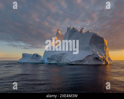 Ein riesiger hoher, abbrechender Gletscher driftet im südlichen Ozean vor der Küste der Antarktis bei Sonnenuntergang, der Antarktischen Halbinsel, der S Stockfoto