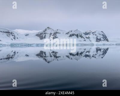 Ein riesiger hoher, abbrechender Gletscher im südlichen Ozean vor der Küste der Antarktis, der Antarktischen Halbinsel, der Südarktis-CI Stockfoto