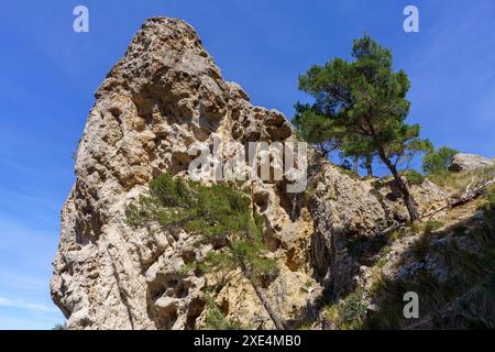 Felsiger Sporn im Pass von Cala Ferrera Stockfoto