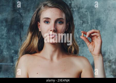 Junge Frau haben Allergien und Akne im Gesicht. Sie ist mit speziellen Pille, um dieses Problem zu lösen. Stockfoto