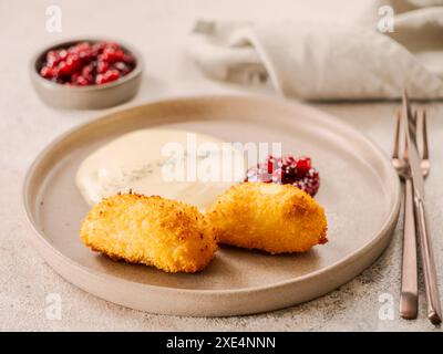 Knuspriges paniertes Schnitzel Stockfoto