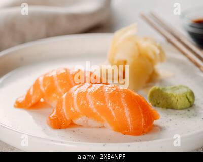 Zwei Lachs-Sushi-Nigiri im japanischen Restaurant Stockfoto