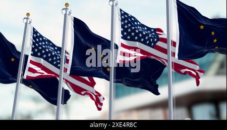 Alaska-Staatsflagge, die im Wind mit der Nationalflagge der Vereinigten Staaten winkt. Die Alaska-Flagge ist blau mit Big Dipper und Polaris-Sternen. 3D Illustration Stockfoto