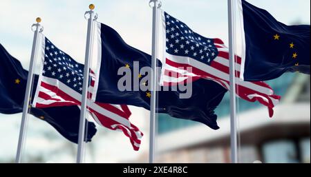 Alaska-Staatsflagge winkt im Wind hinter der US-Nationalflagge Stockfoto