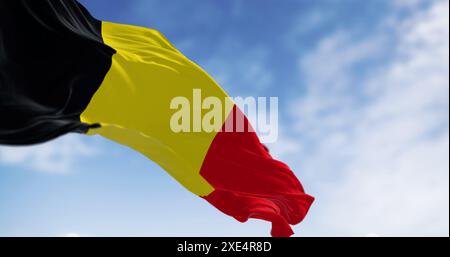 Nahaufnahme der belgischen Nationalflagge, die an einem klaren Tag winkt Stockfoto