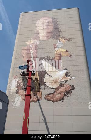 Wien, Österreich. Juni 2024. Die australische Künstlerin Fintan Magee malt eine weibliche Figur mit einer Taube an einer Wand des Vienna International Center (VIC) in luftiger Höhe. In Zusammenarbeit mit dem Wiener Kulturverein Calle Libre, den UN-Organisationen in Wien und weiteren Projektpartnern entsteht Wiens größtes Wandbild. Sie dient der Unterstützung der Nachhaltigkeitsziele und des künftigen UN-Gipfels im September. Frank Rumpenhorst/dpa/Alamy Live News Stockfoto