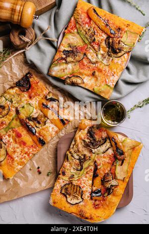 Lange Pizza-Mischung liegt mit Olivenöl Stockfoto