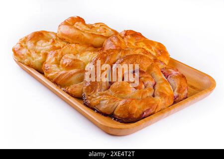 Brötchen mit Beerenmarmelade auf Holzteller Stockfoto