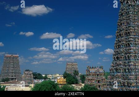 Ein Blick auf den Turm des Meenakshi Amman Tempels in der Stadt Madurai in der Provinz Tamil Nadu in Indien. Indien, Madurai, April 1998 Stockfoto