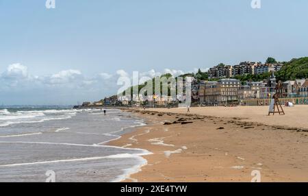 Küsteneindruck von Trouville-sur-Mer, einer Stadt im Departement Calvados in der Normandie im Nordwesten Frankreichs Stockfoto